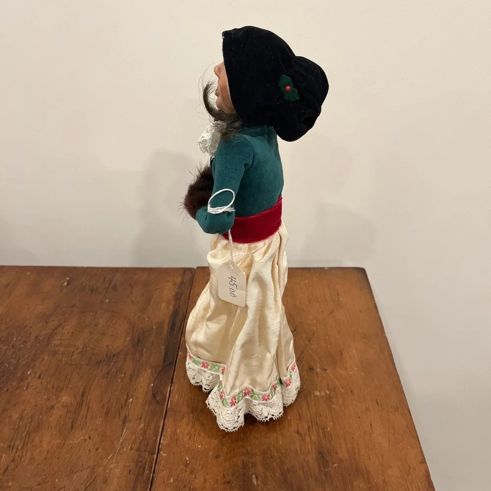 1992 BYERS CHOICE CHRISTMAS CAROLER Woman Long Brown Hair Green White Dress